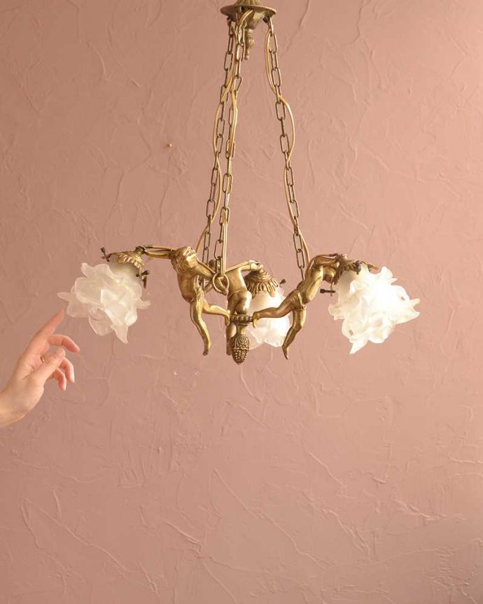 シャンデリア　照明・ライティング　可愛いエンジェルの姿に癒されるフランスのアンティークシャンデリア(3灯)（Ｅ17シャンデリア球付）。。(h-724-z)