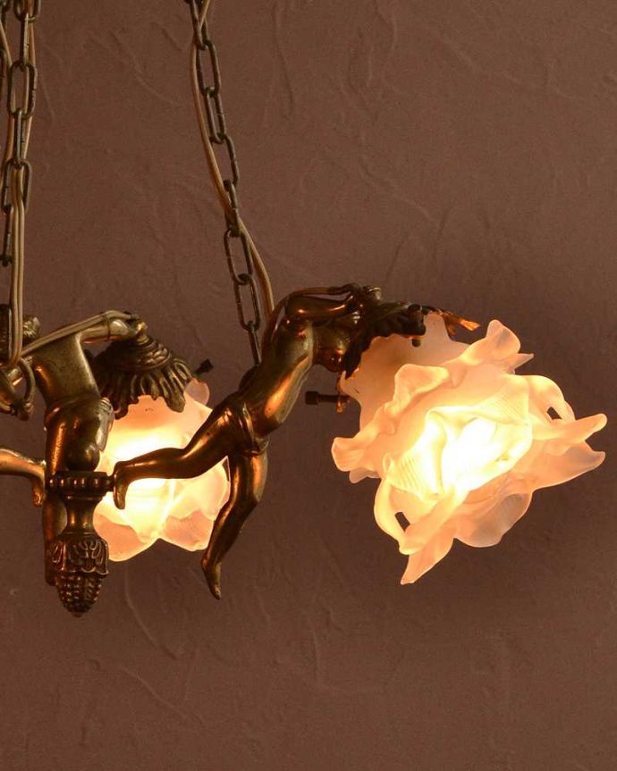 シャンデリア　照明・ライティング　可愛いエンジェルの姿に癒されるフランスのアンティークシャンデリア(3灯)（Ｅ17シャンデリア球付）。。(h-724-z)