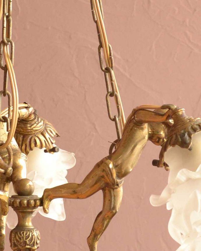 シャンデリア　照明・ライティング　可愛いエンジェルの姿に癒されるフランスのアンティークシャンデリア(3灯)（Ｅ17シャンデリア球付）。。(h-724-z)