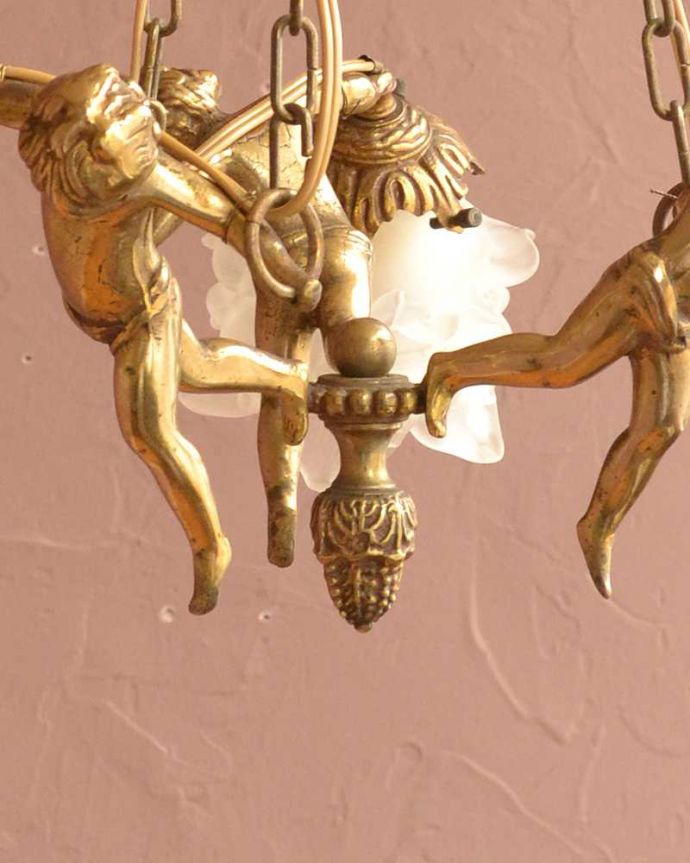 シャンデリア　照明・ライティング　可愛いエンジェルの姿に癒されるフランスのアンティークシャンデリア(3灯)（Ｅ17シャンデリア球付）。。(h-724-z)