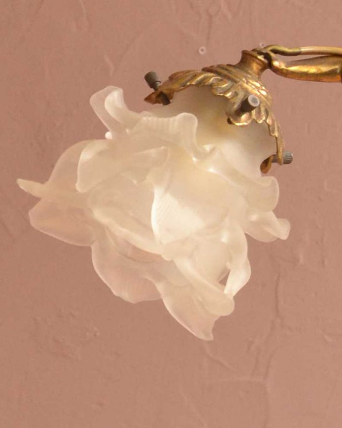 シャンデリア　照明・ライティング　可愛いエンジェルの姿に癒されるフランスのアンティークシャンデリア(3灯)（Ｅ17シャンデリア球付）。。(h-724-z)