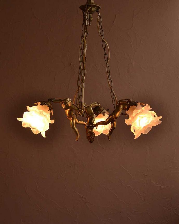 シャンデリア　照明・ライティング　可愛いエンジェルの姿に癒されるフランスのアンティークシャンデリア(3灯)（Ｅ17シャンデリア球付）。。(h-724-z)