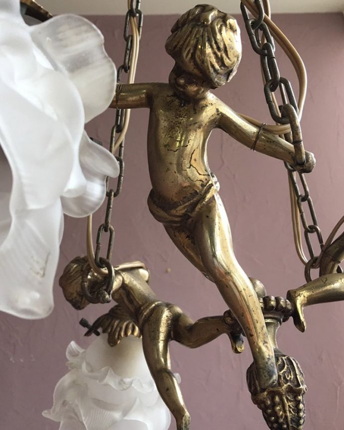 シャンデリア 照明・ライティング 可愛いエンジェルの姿に癒されるフランスのアンティークシャンデリア(3灯)(E17シャンデリア球付) 可愛らしいエンジェルの顔三人のエンジェルが灯りをともしてくれています。(h-724-z)