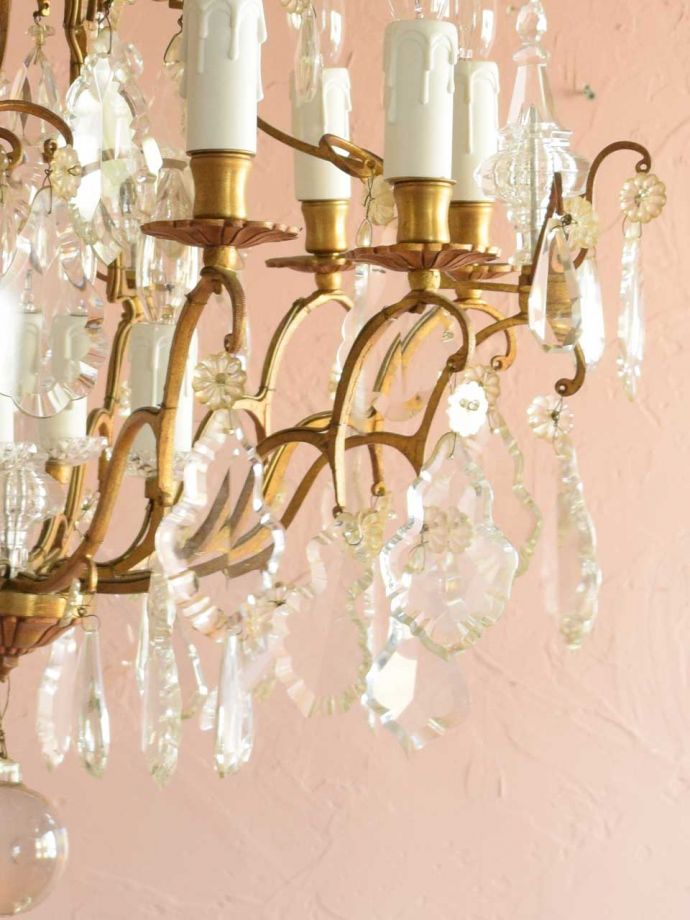 キラッと輝くシャンデリアのガラス