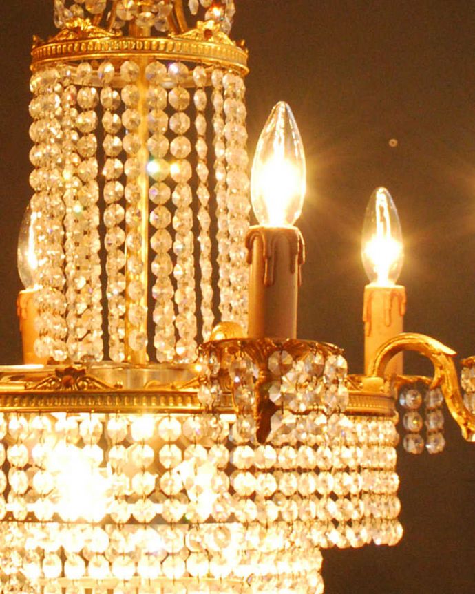 シャンデリア　照明・ライティング　ガラスのビーズがキラキラ輝くフランスアンティークのシャンデリア（Ｅ17シャンデリア球9個付）。。(h-726-z)