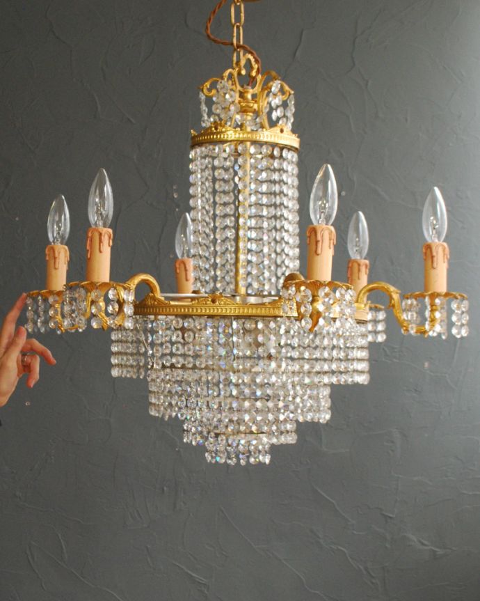 シャンデリア　照明・ライティング　ガラスのビーズがキラキラ輝くフランスアンティークのシャンデリア（Ｅ17シャンデリア球9個付）。。(h-726-z)