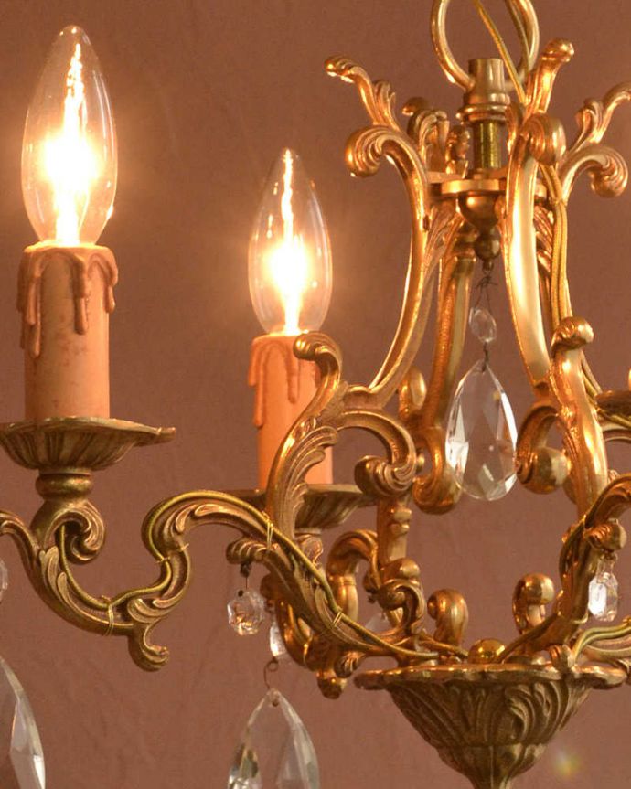 シャンデリア　照明・ライティング　ガラスドロップ×真鍮製アンティークシャンデリア（4灯）（Ｅ17シャンデリア球付） 。。(h-727-z)