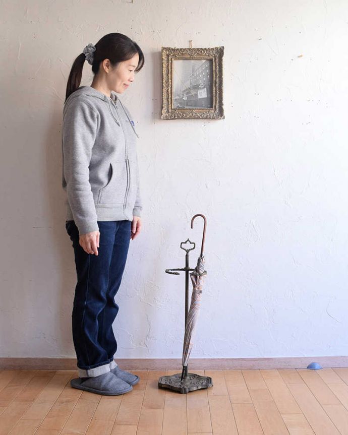 アンティーク ホーロー・アイアン製の雑貨 アンティーク雑貨 フランスで出会った可愛いアンティークアンブレラスタンド(傘立て)。アイアンが作り出した曲線が美しいアンティークお家に来たお客様が必ず初めて訪れる場所が玄関。(h-733-z)