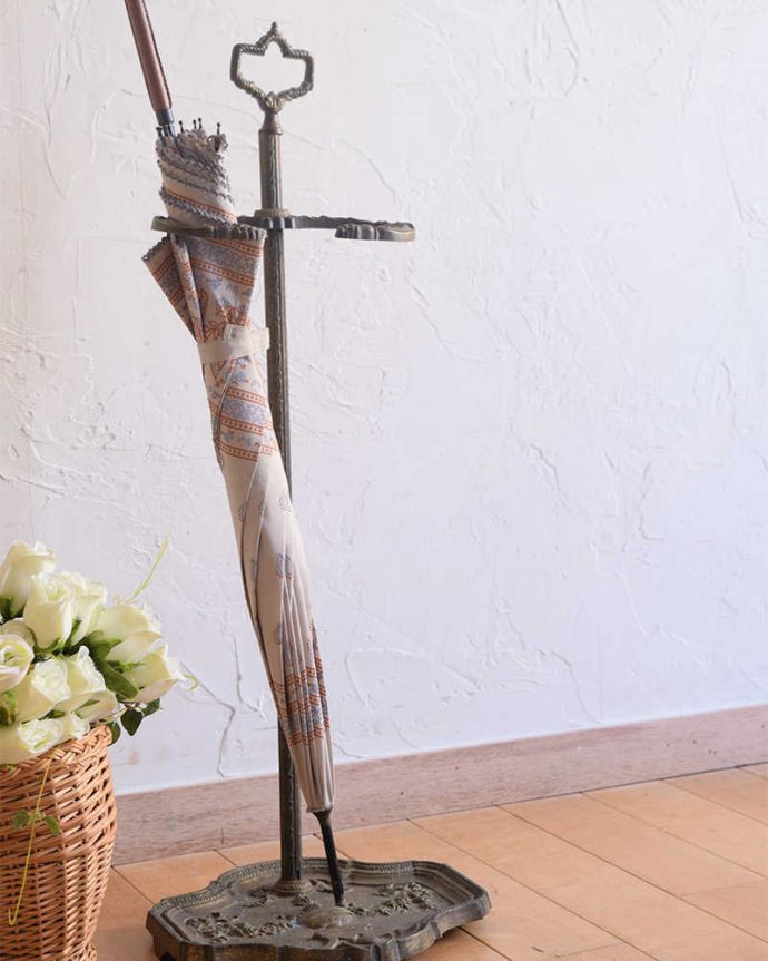 アンティーク ホーロー・アイアン製の雑貨 アンティーク雑貨 フランスで出会った可愛いアンティークアンブレラスタンド(傘立て)。フランスらしい優雅な曲線美まだ機械が現代ほど発達していない時代に、職人さんはどうやって曲げたんだろう?と不思議になるくらいの美しさ。(h-733-z)