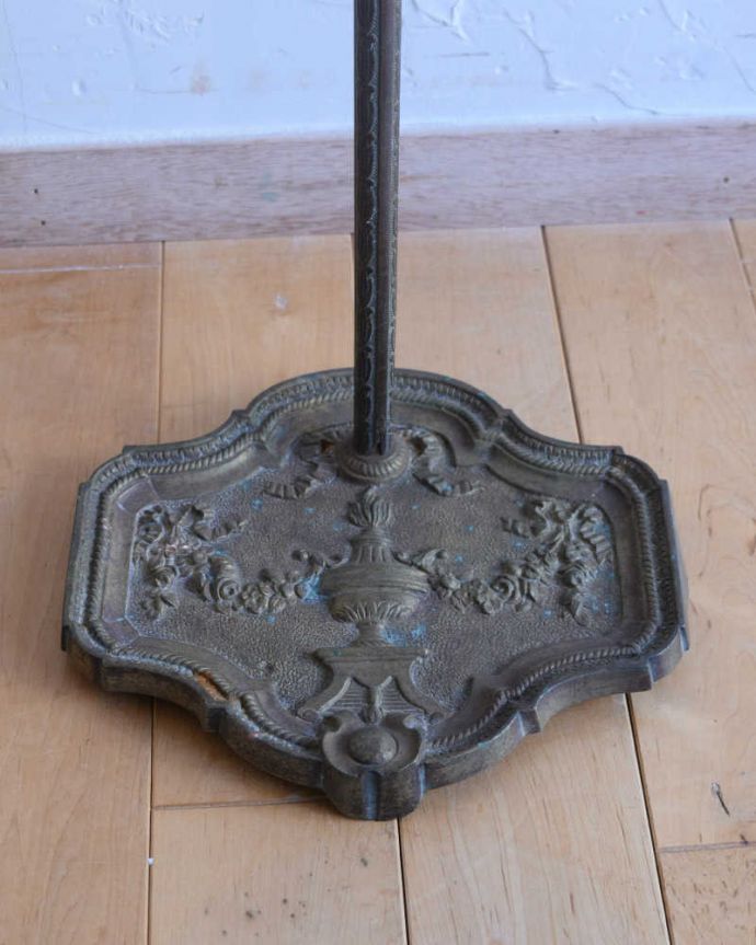 アンティーク ホーロー・アイアン製の雑貨 アンティーク雑貨 フランスで出会った可愛いアンティークアンブレラスタンド(傘立て)。土台もしっかりドッシリ傘を入れても倒れない土台の部分。(h-733-z)