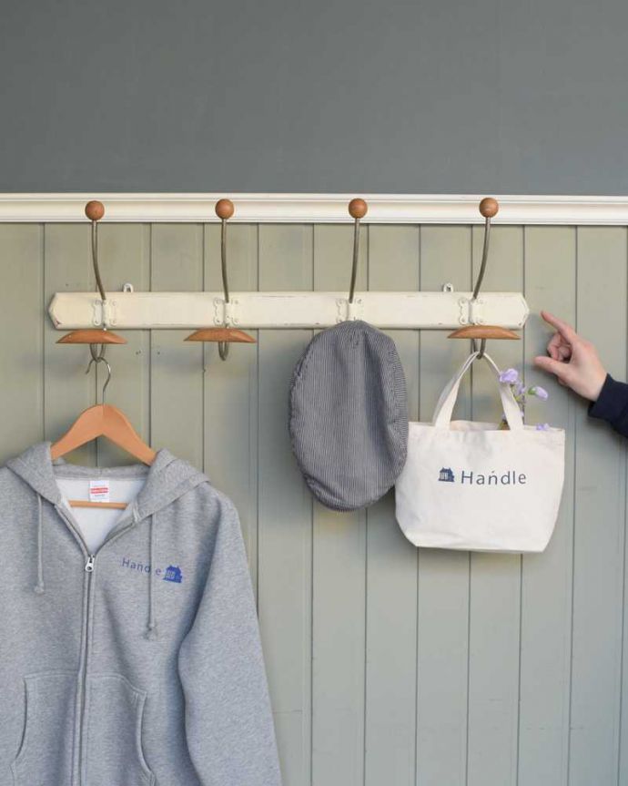 フック・フックボード　住宅用パーツ　フランスから到着したアンティークコートフック（4連フック）。壁をオシャレに魅せてくれる小さなアンティークアンティークのフックボードを何もない壁に取り付けるだけで、なんだかお部屋をオシャレに魅せてくれるんです。(h-736-z)