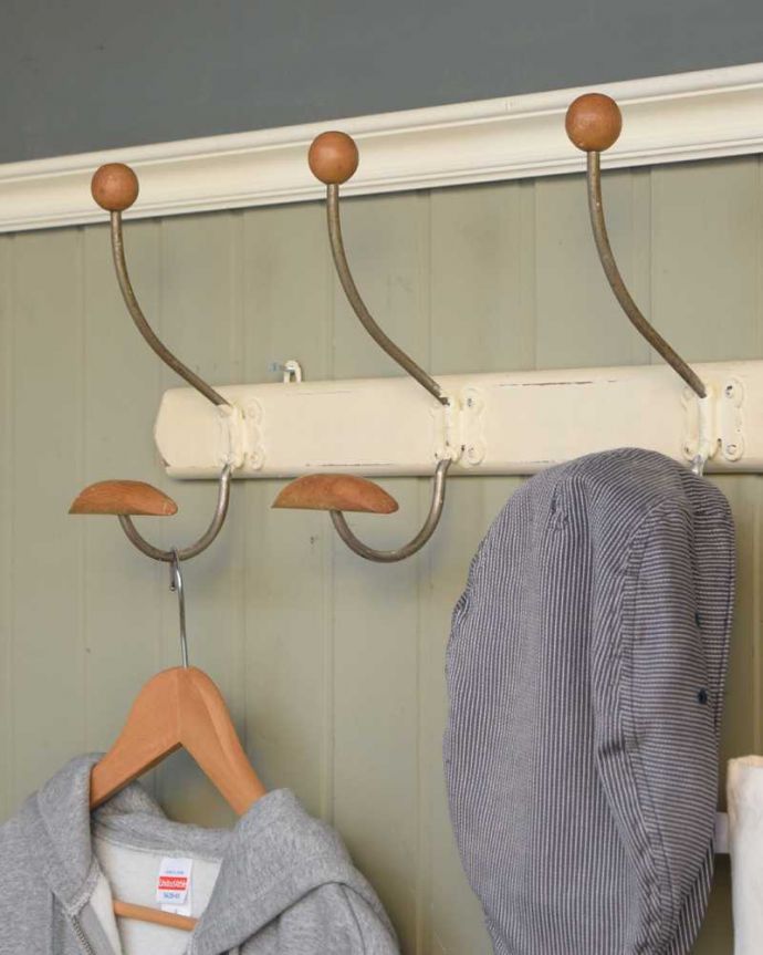 フック・フックボード　住宅用パーツ　フランスから到着したアンティークコートフック（4連フック）。壁のオシャレを楽しみましょう何もない壁にビスで取り付けるだけ。(h-736-z)
