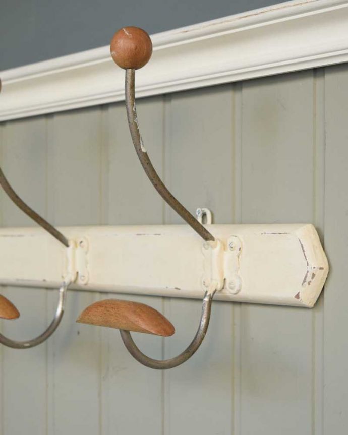 フック・フックボード　住宅用パーツ　フランスから到着したアンティークコートフック（4連フック）。いろいろ便利に使える仕掛けオリジナルのフックは形も色もアンティークらしく素敵。(h-736-z)