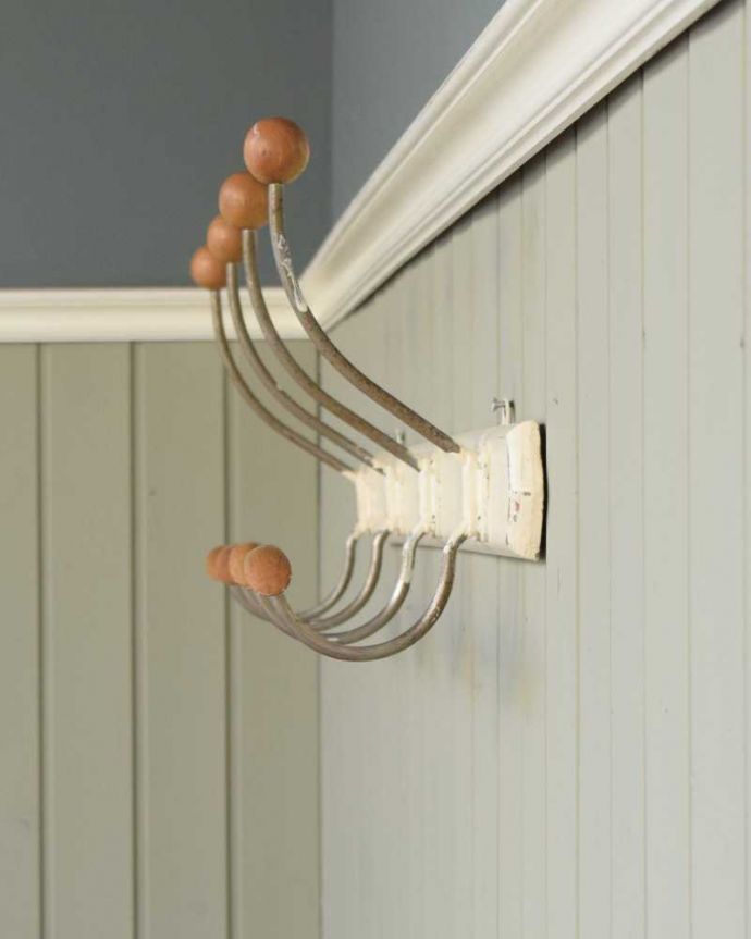 フック・フックボード　住宅用パーツ　フランスから到着したアンティークコートフック（4連フック）。横から見ても可愛いデザインですもちろん横顔だって可愛いデザイン。(h-736-z)