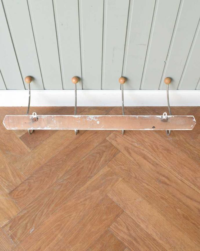 フック・フックボード　住宅用パーツ　フランスから到着したアンティークコートフック（4連フック）。後ろ側を見てみると･･･アンティークは新品ではないので、もちろん経年変化によるキズはありますが、壁への取り付け部分も職人がキレイに修復しました。(h-736-z)