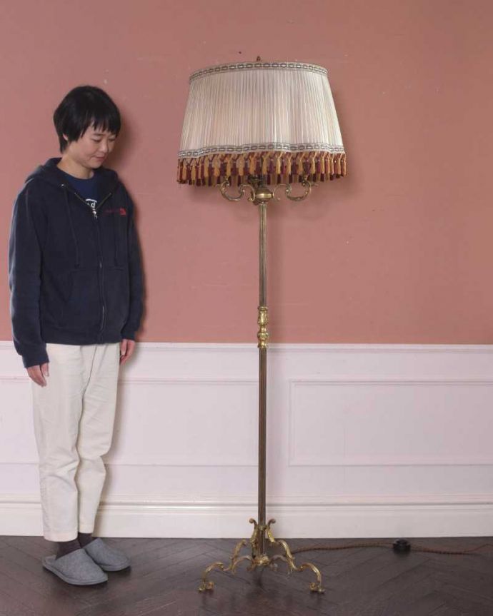 スタンドライト　照明・ライティング　フランスで見つけたエレガントな真鍮製のアンティークフロアランプ（E17シャンデリア球付）。。(h-742-z)