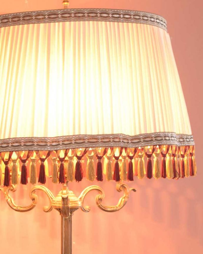 スタンドライト　照明・ライティング　フランスで見つけたエレガントな真鍮製のアンティークフロアランプ（E17シャンデリア球付）。。(h-742-z)