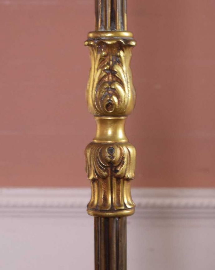 スタンドライト　照明・ライティング　フランスで見つけたエレガントな真鍮製のアンティークフロアランプ（E17シャンデリア球付）。。(h-742-z)