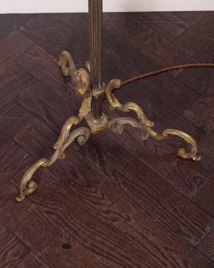 スタンドライト　照明・ライティング　フランスで見つけたエレガントな真鍮製のアンティークフロアランプ（E17シャンデリア球付）。。(h-742-z)