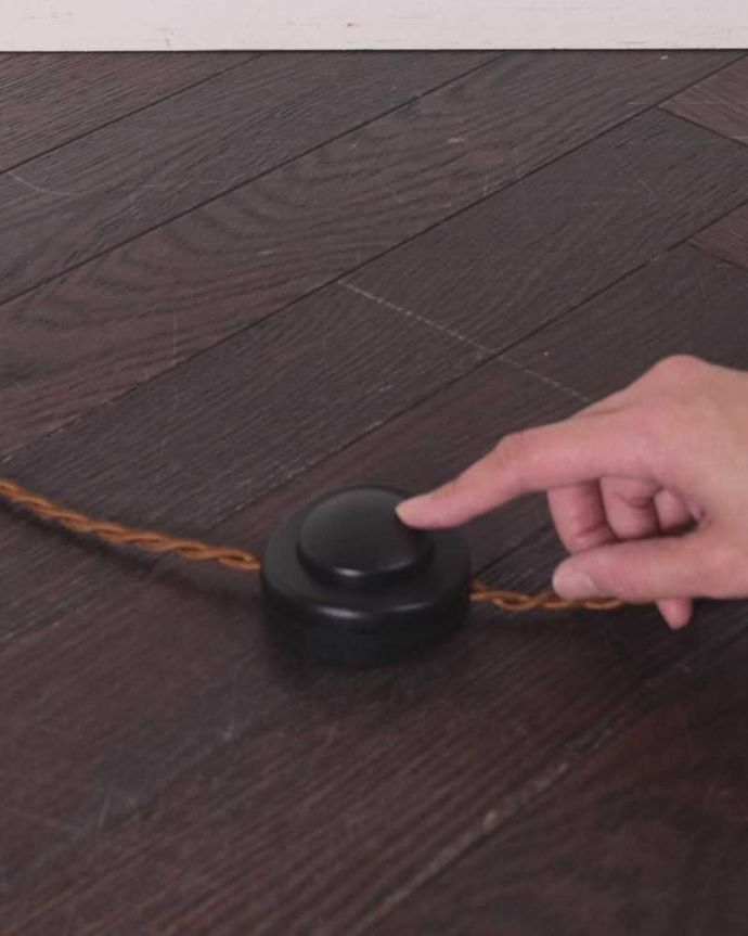 スタンドライト　照明・ライティング　フランスで見つけたエレガントな真鍮製のアンティークフロアランプ（E17シャンデリア球付）。。(h-742-z)