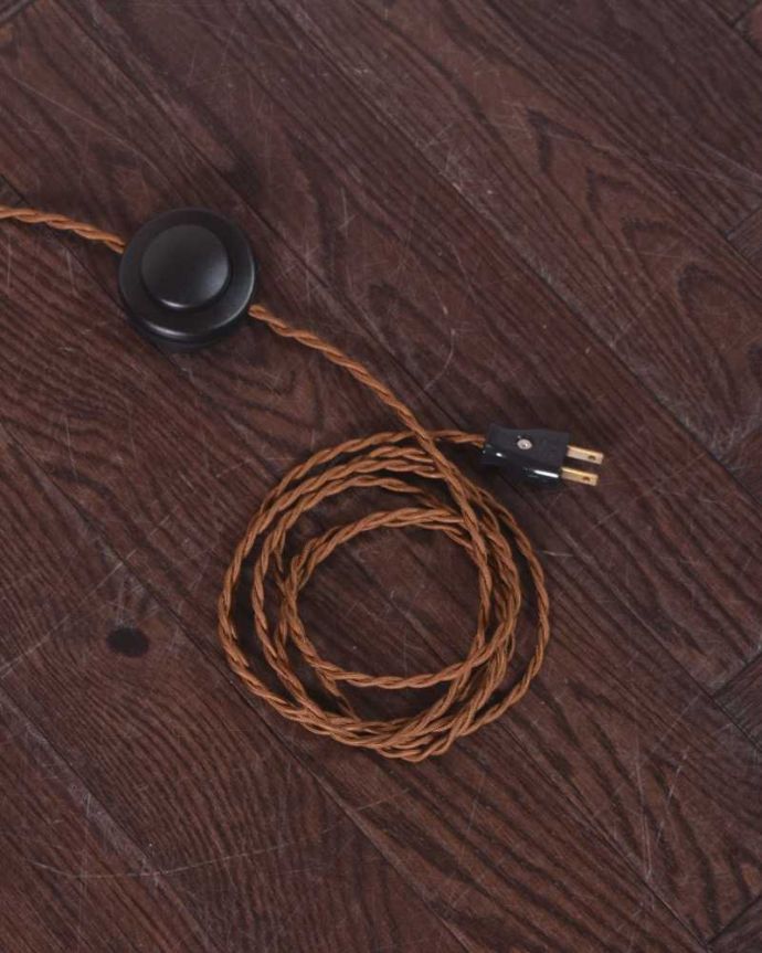 スタンドライト　照明・ライティング　フランスで見つけたエレガントな真鍮製のアンティークフロアランプ（E17シャンデリア球付）。。(h-742-z)