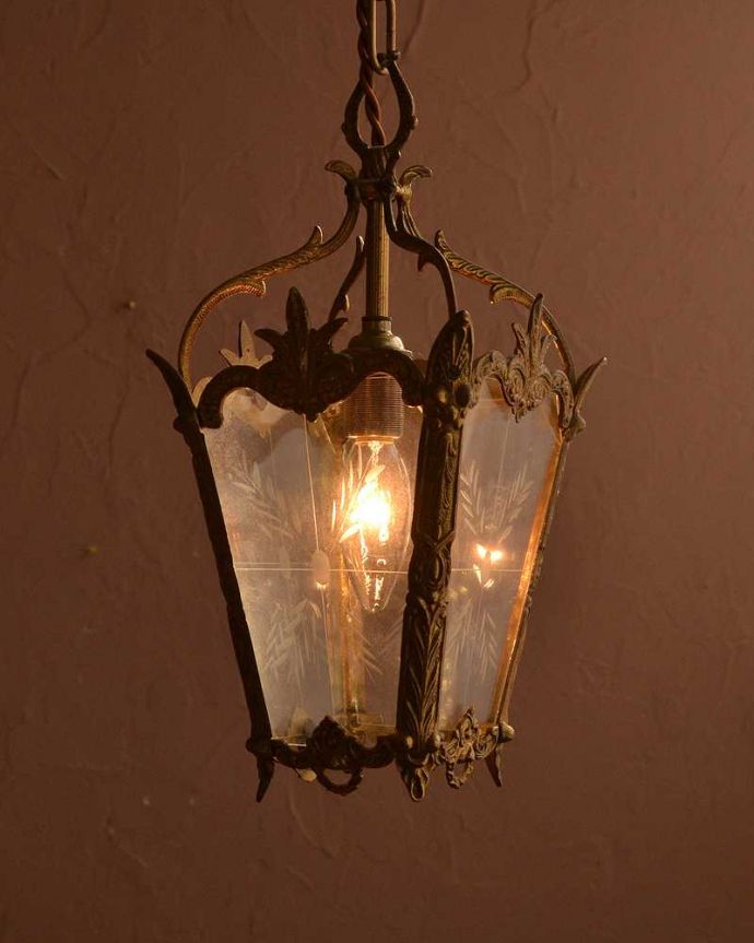 シャンデリア　照明・ライティング　ゴージャスな真鍮のフォルムにうっとりするランタンタイプのアンティークシャンデリア。。(h-743-z)