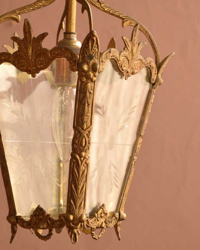 シャンデリア　照明・ライティング　ゴージャスな真鍮のフォルムにうっとりするランタンタイプのアンティークシャンデリア。。(h-743-z)