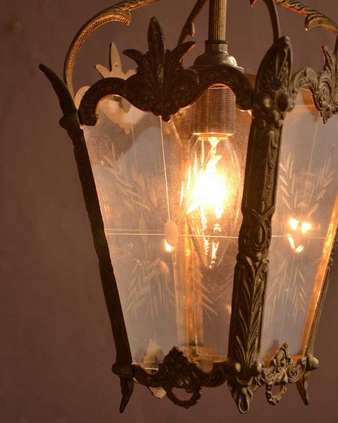 シャンデリア　照明・ライティング　ゴージャスな真鍮のフォルムにうっとりするランタンタイプのアンティークシャンデリア。。(h-743-z)