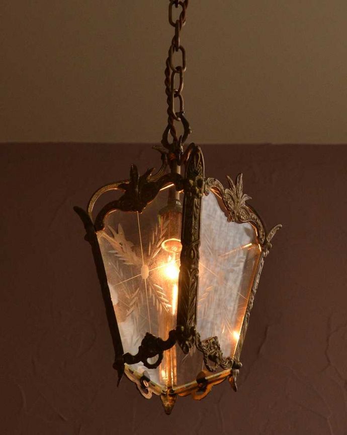 シャンデリア　照明・ライティング　ゴージャスな真鍮のフォルムにうっとりするランタンタイプのアンティークシャンデリア。。(h-743-z)