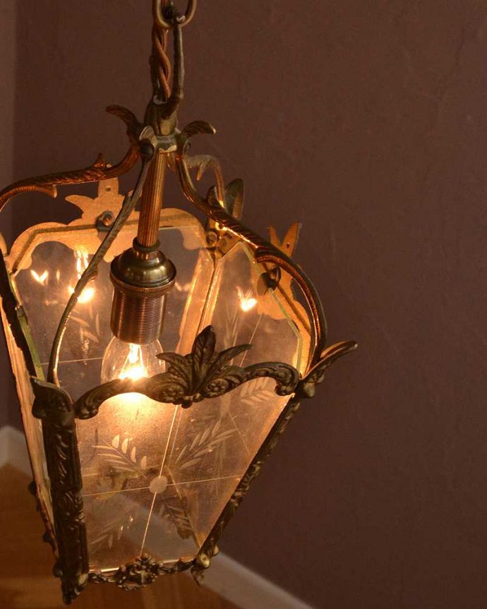 シャンデリア　照明・ライティング　ゴージャスな真鍮のフォルムにうっとりするランタンタイプのアンティークシャンデリア。。(h-743-z)