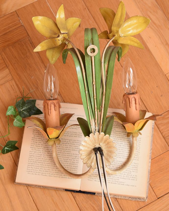 壁付けブラケット　照明・ライティング　お花のモチーフの可愛いフランスで見つけたアンティークブラケット(2灯)（E17シャンデリア球付） 。。(h-749-z)