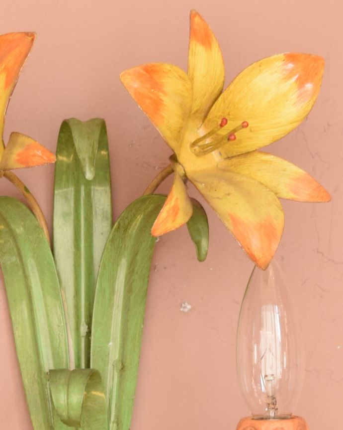 壁付けブラケット　照明・ライティング　お花のモチーフの可愛いフランスで見つけたアンティークブラケット(2灯)（E17シャンデリア球付） 。。(h-749-z)