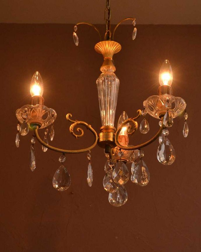 アンティークシャンデリアからの灯り