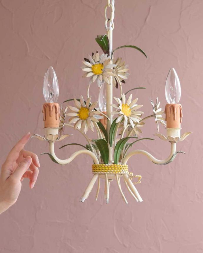 シャンデリア　照明・ライティング　お花をキュッと束ねたフランスのアンティークシャンデリア(３灯)（E17シャンデリア球付）。。(h-754-z)