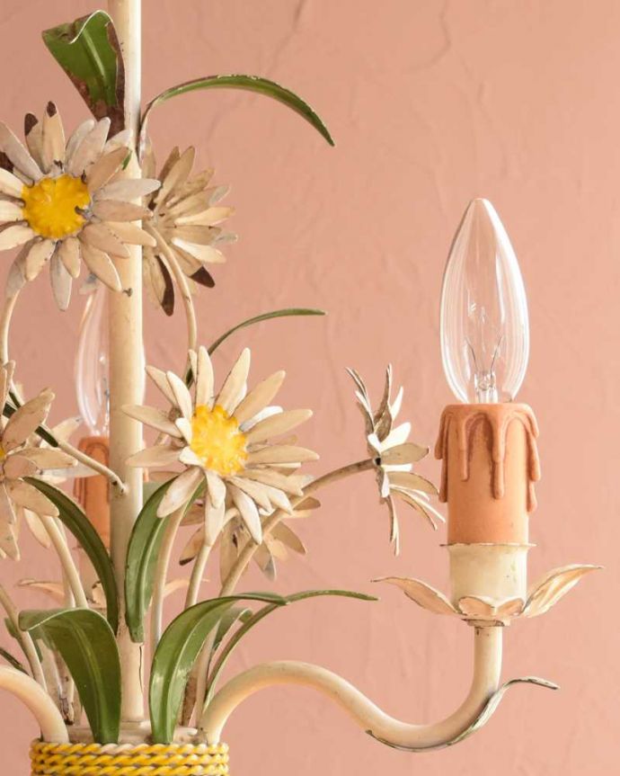 シャンデリア　照明・ライティング　お花をキュッと束ねたフランスのアンティークシャンデリア(３灯)（E17シャンデリア球付）。。(h-754-z)