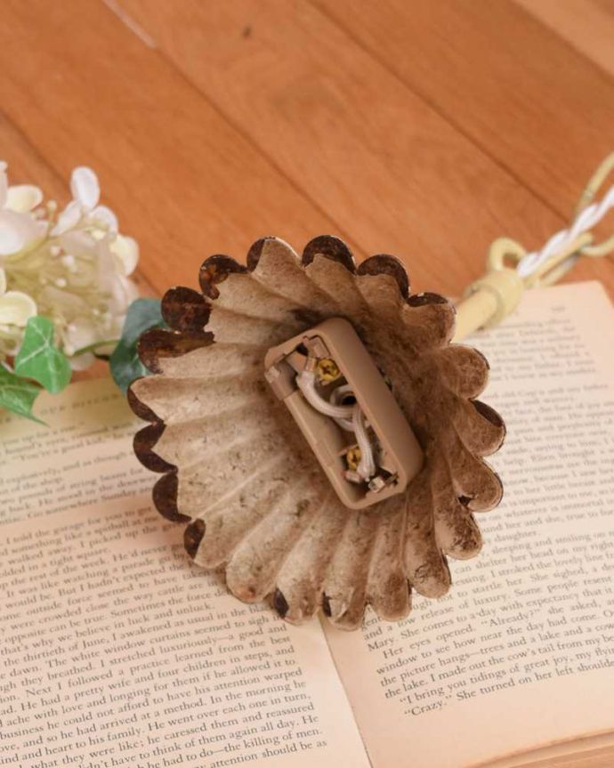 シャンデリア　照明・ライティング　お花をキュッと束ねたフランスのアンティークシャンデリア(３灯)（E17シャンデリア球付）。引っ掛けタイプです自分でも取り付け出来る引っ掛けシーリング仕様で加工してあります。(h-754-z)