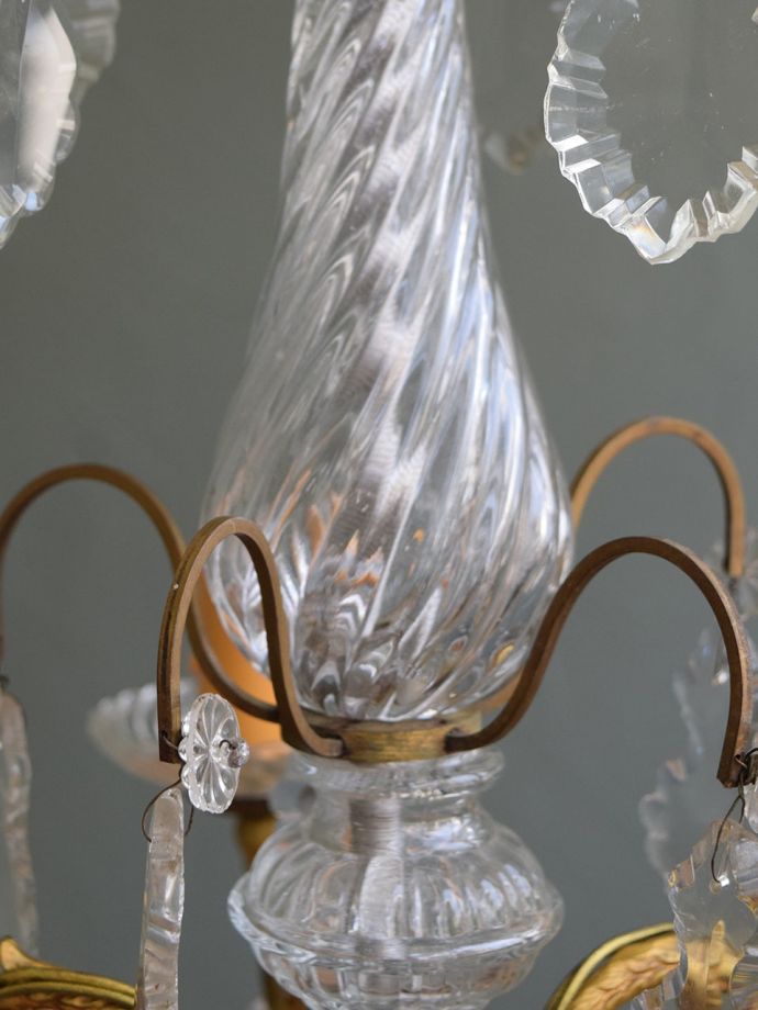 シャンデリアのガラスコラム