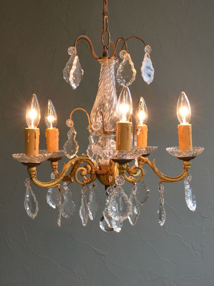 アンティークシャンデリアからの灯り