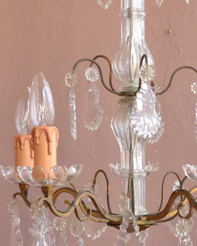 シャンデリアのガラスコラム