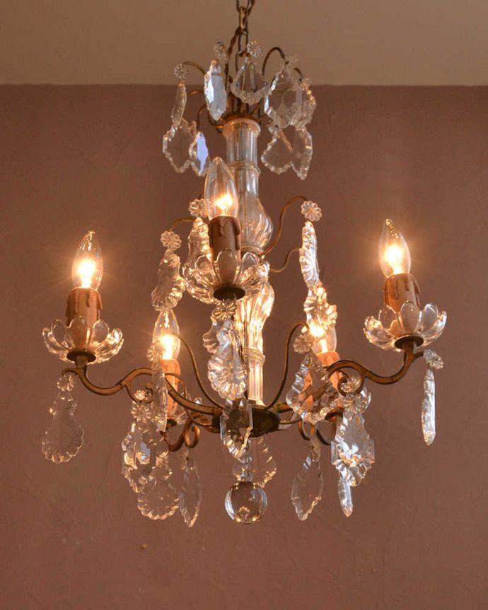 アンティークシャンデリアからの灯り