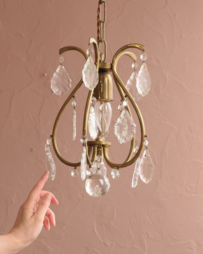 シャンデリア　照明・ライティング　ちょっとめずらしい1灯タイプ、使いやすいE26型のシャンデリア（E26型シャンデリア球付き）。。(h-765-z)