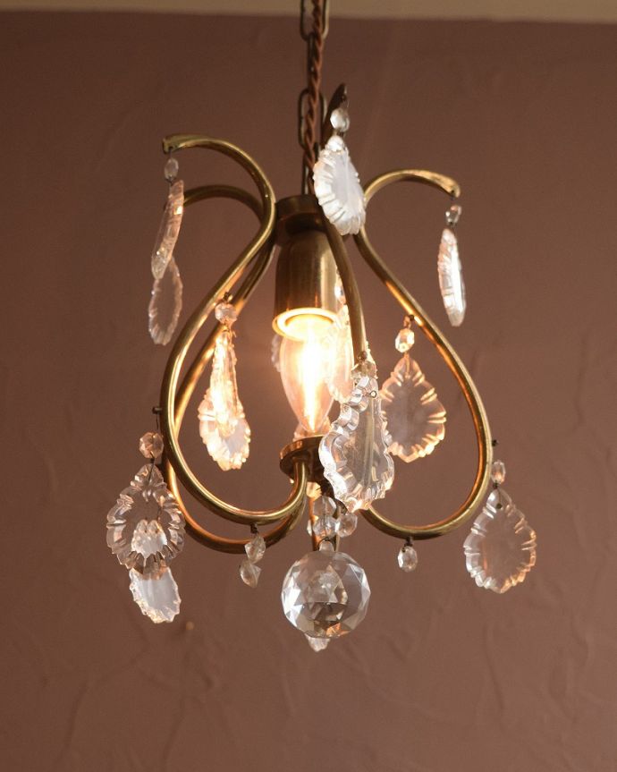 シャンデリア　照明・ライティング　ちょっとめずらしい1灯タイプ、使いやすいE26型のシャンデリア（E26型シャンデリア球付き）。。(h-765-z)