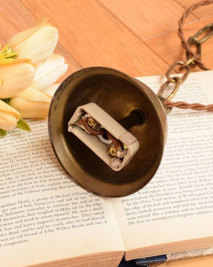 シャンデリア 照明・ライティング ちょっとめずらしい1灯タイプ、使いやすいE26型のシャンデリア(E26型シャンデリア球付き)。引っ掛けタイプです自分でも取り付け出来る引っ掛けシーリング仕様で加工してあります。(h-765-z)