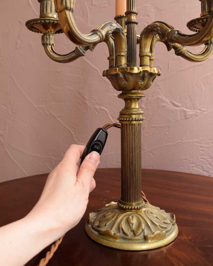 スタンドライト　照明・ライティング　落ち着いた真鍮の輝きが美しいアンティークテーブルランプ（5灯）（Ｅ17シャンデリア球付）。。(h-769-z)