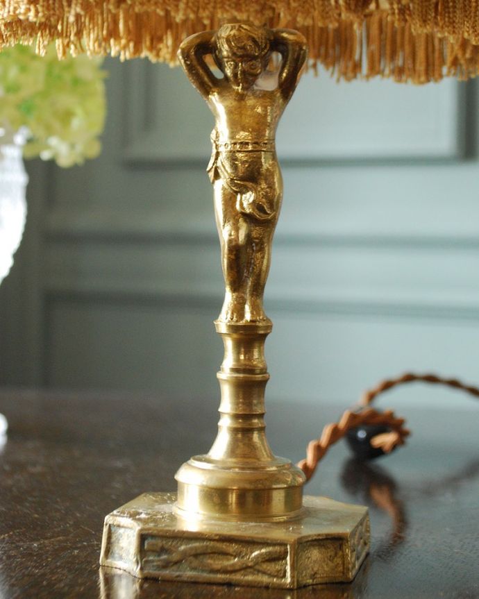 スタンドライト　照明・ライティング　可愛いエンジェルの姿に癒されるフランスのアンティークテーブルランプ。。(h-770-z)