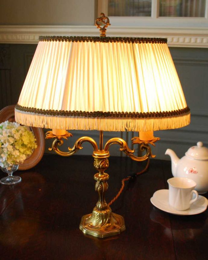 スタンドライト　照明・ライティング　フランスで見つけたアンティークテーブルランプ（2灯）(E17シャンデリア球付き)。。(h-772-z)