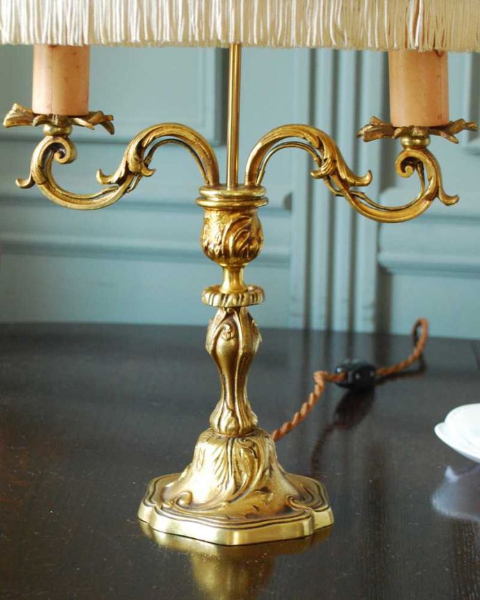 スタンドライト　照明・ライティング　フランスで見つけたアンティークテーブルランプ（2灯）(E17シャンデリア球付き)。。(h-772-z)