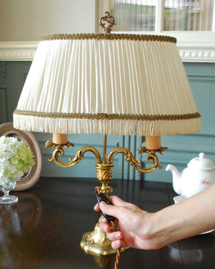 スタンドライト　照明・ライティング　フランスで見つけたアンティークテーブルランプ（2灯）(E17シャンデリア球付き)。。(h-772-z)