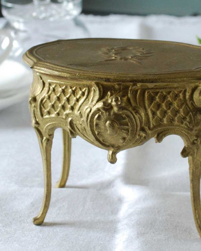 アンティーク 真鍮の雑貨　アンティーク雑貨　華奢な脚が美しいフランスで見つけたアクセサリーケース（ジュエリーケース）。見るたびにうっとりする美しさ煌びやかなフランスらしい装飾に、女性だったら誰もがワクワクしちゃうジュエリーケースです。(h-774-z)