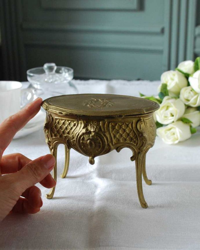 アンティーク 真鍮の雑貨　アンティーク雑貨　華奢な脚が美しいフランスで見つけたアクセサリーケース（ジュエリーケース）。大きさはコレくらいですアンティークらしい独特のデザインは小さくても存在感たっぷりです。(h-774-z)